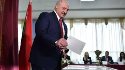 El presidente de Bielorusia, Alexander Lukashenko participando en las urnas.