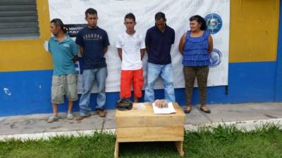 En la imagen, María Mendéz y sus 3 hijos, detenidos por fuerzas de Seguridad.