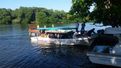 En un balsa llegó un grupo de 18 cubanos a Tela, Atlántida, Caribe de Honduras. Fotos tomadas de Radio América.