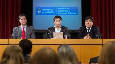 El ministro de economía argentino, Axel Kicillo, centro, explicó la medida del Gobierno.
