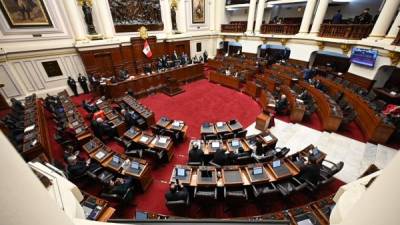 Legisladores peruanos debaten en el Congreso, en Lima, previo a la decisión del presidente Vizcarra. Fotos: AFP