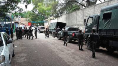 Elementos de la Policía Militar realizan operativos en el sector de El Pedregal en la capital.