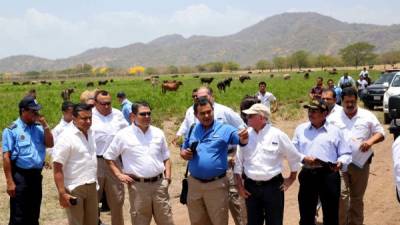 El presidente Juan Orlando Hernández junto a representantes del sector ganadero en una finca en Nicaragua.
