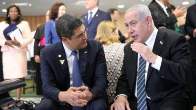 El presidente Hernández junto al primer ministro israelí, Benjamin Netanyahu, en Israel./