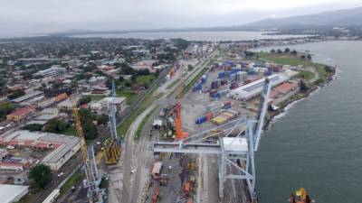 Por la terminal marítima de Puerto Cortés pasa la mayor parte de la mercancía que entra y sale del país.