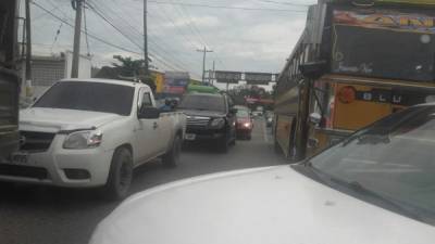 Esta imagen muestra el caos vial en San Pedro Sula por semáforos apagados.