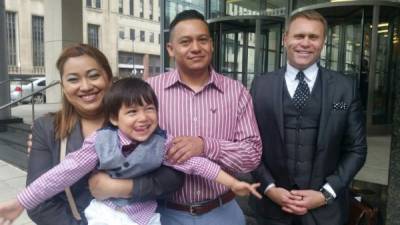 El pequeño Iker junto a sus padres y su abogado asistieron ayer a una audiencia migratoria para solicitar asilo en EUA. Foto: Vivelo Hoy, Chicago.