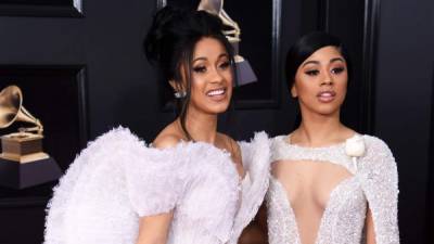 Cardi B y su hermana Hennessy Carolina en la ceremonia de los Premios Grammy de 2018.