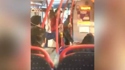 El conductor de la unidad del bus defendió a la jovencita del ataque violento.