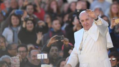 El papa Francisco saluda a la multitud congregada en la plaza de San Pedro del Vaticano durante la audiencia general de los miércoles hoy, 9 de noviembre de 2016. EFE