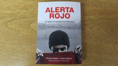 Fotografía del 9 de enero de 2019, muestra un primer plano del libro Alerta Rojo, escrito por los hermanos Francisco 'Panqui' Molina y Pedro Molina, en Buenos Aires (Argentina). EFE