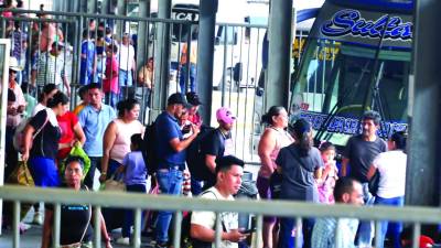 En la terminal de buses operan 120 empresas, que mueven más de 150,000 viajeros diarios, estos días aumenta. En el Villeda, el tráfico diario es de 3,000 viajeros. Fotos: M. Cubas y J. Cantarero.