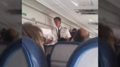 El piloto explicó a los pasajeros que tendrían que realizar un aterrizaje de emergencia luego de que se quedara fuera de la cabina de mando.