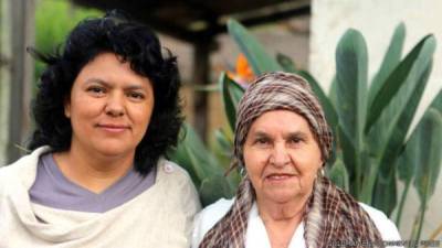 Berta Cáceres junto a su madre doña Berta Flores. Tomada de la BBC /GOLDMAN ENVIRONMENTAL PRIZE.