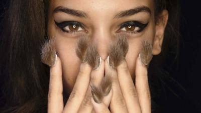 Las furry nails o uñas peludas se llevan en distintos tonos acorde con tus outfits de invierno.