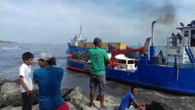 Con remolques se logró sacar a las naves que mantuvieron paralizado el tránsito marítimo hacia Islas de la Bahía y Gracias a Dios.