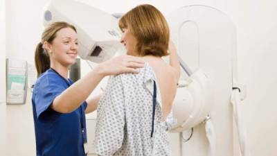 Se recomienda a las mujeres de 65 a 74 años que realicen una mamografía de forma regular.