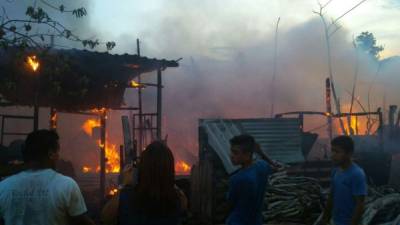 El siniestro redujo a cenizas varias casas de madera y láminas.