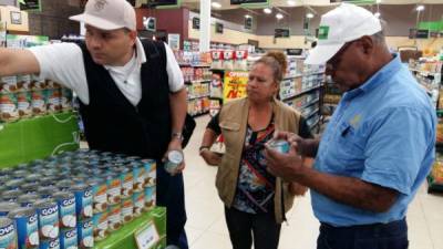 Personal de la Región Metropolitana de Salud durante las inspecciones en supermercados.