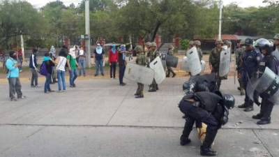 Universitarios bloquearon con piedras el bulevar Suyapa frente a la Unah.