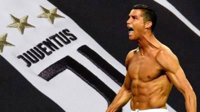 Cristiano Ronaldo es el único futbolista que ha sido capaz de convertir 450 goles oficiales con la camiseta del Real Madrid. Destrozó el récord de Raúl González (323 anotaciones)