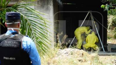 Momento cuando el personal del Cuerpo de Bomberos inicia con extracción del cadáver.