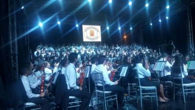 Con una escenografía impresionante, montada por la Municipalidad, los sampedranos disfrutaron el concierto.