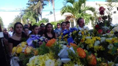 Cientos de ceibeños despidieron al cantautor hondureño Guillermo Anderson con un recorrido por La Ceiba, Atlántida.