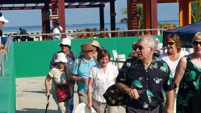 En una imagen de archivo, cruceristas llegan a Trujillo, Colón, uno de los destinos turísticos más atractivos de Honduras.