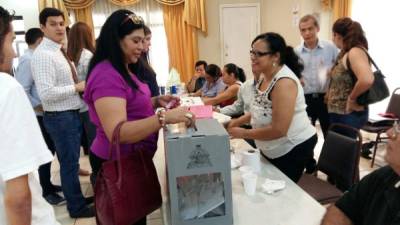 Los abogados de San Pedro Sula acuden a ejercer su voto en su sede en el bulevar del sur.
