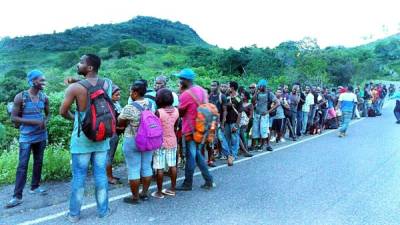 Autoridades de Migración en Tegucigalpa les extendieron salvoconductos para que sigan su camino.