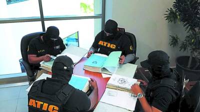 Elementos de la Agencia Técnica de Investigación Criminal indagando los expedientes que contienen supuestos actos ilicitos cometidos por policías.