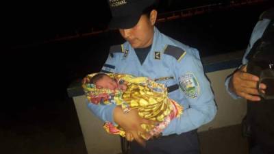 Agentes de la Policía Nacional rescataron al bebé que fue dejado a la intemperie.