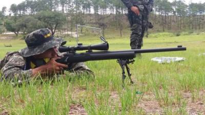 Durante cinco meses, los integrantes del grupo élite de la Fuerza Comando se preparan en la precisión del disparo, resistencia en condiciones adversas, a sacar el coraje y recorrer largos trayectos.