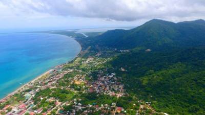 Vista aérea de la ciudad y la bahía de Trujillo en la zona costera del Atlántico en Honduras.