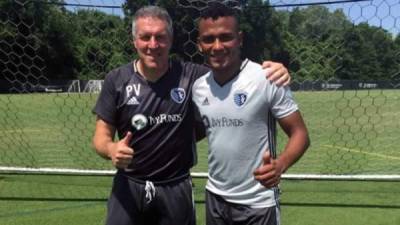 Ever Alvarado posa con su entrenador Peter Vermes. Foto @SportingKC