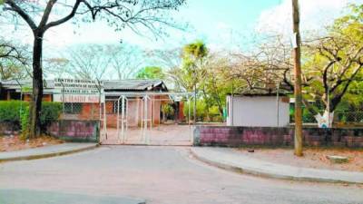 El edifico de la Escuela de Enfermería donde se instalarán unas 60 camas para pacientes sospechosos.