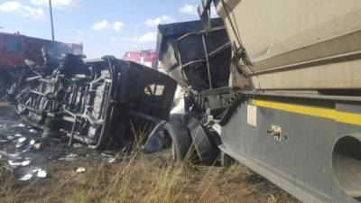 Fotografía cedida hoy por el servicio de emergencias ER24, que muestra unos vehículos calcinados después un accidente de tráfico, en Pretoria (Sudáfrica). Al menos 18 niños y dos adultos murieron.