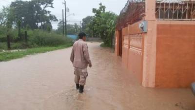En elemento del Cuerpo de Bomberos en la ciudad de La Ceiba en donde se reportan calles anegadas, deslizamientos y pronóstico de fuertes lluvias.