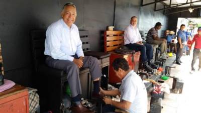 Óscar Álvarez lustra sus zapatos en el centro de San Pedro Sula.