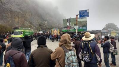 Los guatemaltecos han bloqueados varias carreteras mostrando su descontento con el presidente Jimmy Morales.