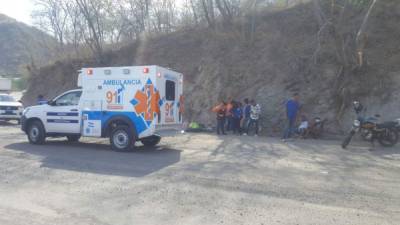 Una ambulancia en el lugar en donde ocurrió el accidente vial.