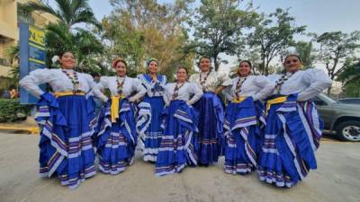 El cuadro de danza de la universidad deleitó con un repertorio de danzas en la plaza Froylán Turcios.