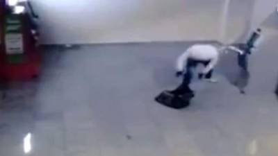 Una cámara de seguridad muestra a una de los delincuentes en el momento de cometer el robo. Foto YouTube.