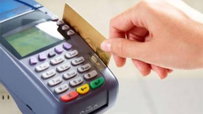 La Ley de Tarjetas de Crédito: se puede aplicar un cobro de 5% sobre el monto del retiro por cajero automático.