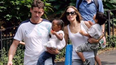 Mark Billingham con Angelina Jolie y dos de sus seis hijos.