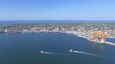 Varios buques siendo descargados por las grúas de la terminal de Puerto Cortés.