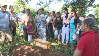 Familiares del pequeño Alejandro Pavón pidieron que se investigue su muerte mientras era sepultado.