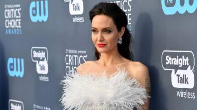 Una fuente reveló que Angelina Jolie está furiosa por no poder llevar a sus hijos con ella.
