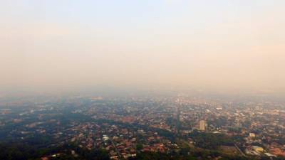 El cielo de la Capital Industrial, al igual que en el resto del país, está cubierto por una densa capa de humo.